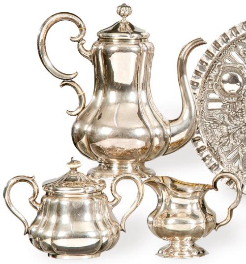 Tetera y azucarero imperiales y lechera de plata rusa punzonada Ley 84 zolotniks S. XIX.