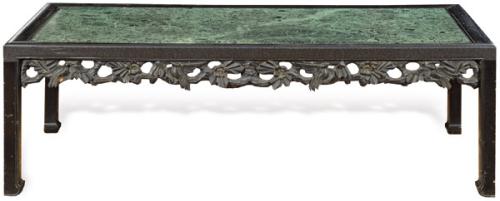 Mesa baja rectangular de Rafael García siguiendo modelos chinos del S. XIX en madera lacada en negro y tapa de mármol verde.