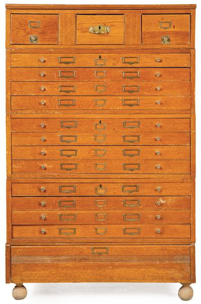 Mueble archivador Arts & Crafts con múltiples cajones en madera de roble, con tiradores en latón. Inglaterra, principios S. XX