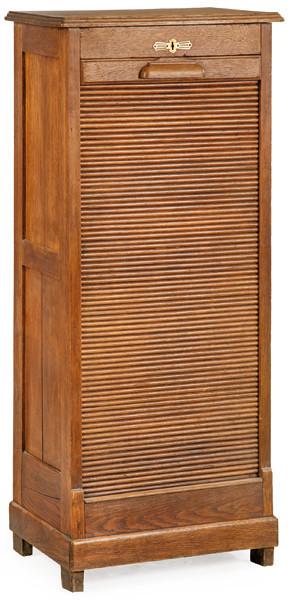 Archivador vertical, mueble de oficina con estructura íntegramente en madera de roble, persiana frontal de lamas finamente trabajadas que se enrollan mediante guías laterales; cerradura y herrajes metálicos.