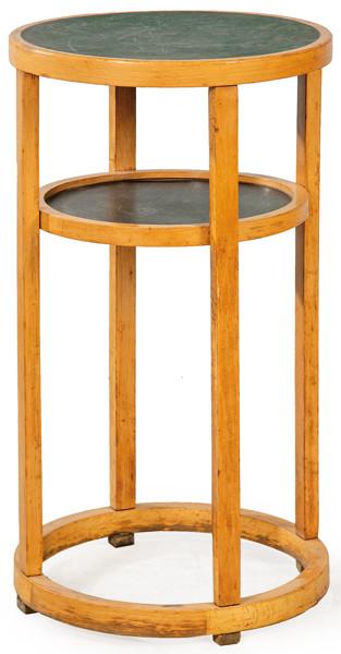 Mesa auxiliar redonda de dos pisos, con estructura de madera de haya curvada al vapor con anillo inferior, soportes cilíndricos y tapas circulares lacadas en color negro.