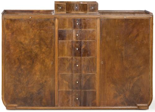 Aparador Art Decó, con cuerpo prismático en madera de nogal y raíz de nogal