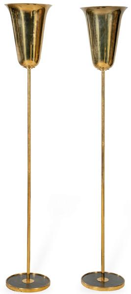 Pareja de lámparas de pie con estructura de latón, sobre bases circulares con superficie cubierta de cuero marrón. 