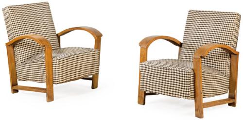 Pareja de butacas Art Déco, en madera de nogal, brazos moldeados y tapicería de algodón con diseño geométrico de damero en tonos neutros.