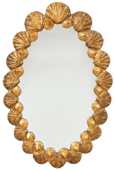 Marco de espejo continuo de piezas en madera tallada y dorada, labrado en altorrelieve con forma de conchas de vieira sucesivas.