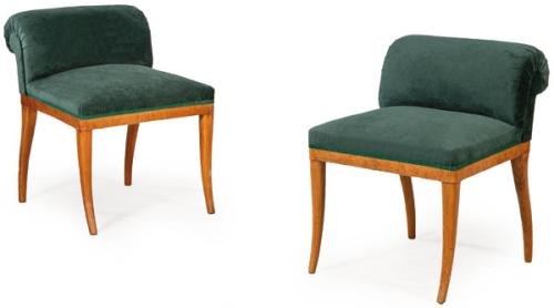 Pareja de banquetas art decó en madera de nogal y raíz de arce, con tapicería de chenilla verde.