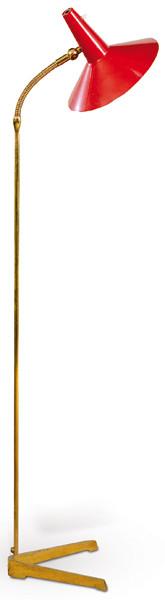 Lámpara de pie con estructura tubular de latón curvado —flexible en el arranque superior— con pantalla cónica orientable de chapa metálica pintada en rojo
