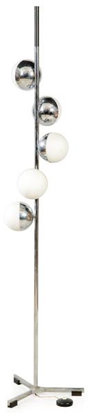 Lámpara de pie Space Age, con cinco globos colocados de forma helicoidal a la estructura de metal cromado, con la parte superior de metal negro.Años 70