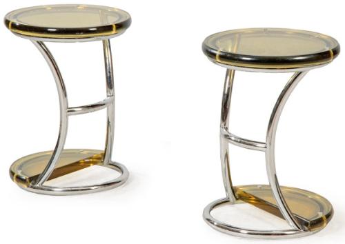 Pareja de taburetes con estructura tubular de metal cromado, asientos y reposapies de lucite amarillo.