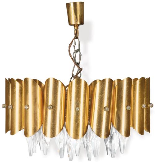 Lámpara de techo con estructura de latón  con pandelocas de cristal facetado.