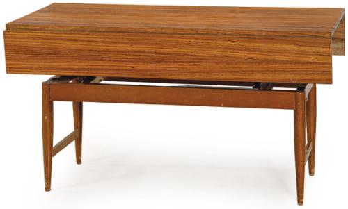  Mesa de centro convertible en mesa de comedor, con tapa con alas abatibles chapada en madera de palisandro barnizada. Etiqueta en metal con inscripción Mesa Luanh Patente. M.U Nº 100476 Madrid. España, años 60