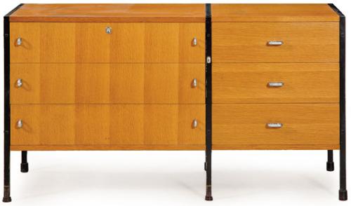 Cómoda racionalista, de doble módulo, con estructura de acero tubular de perfil cuadrado pintado en negro, en madera chapada de embero y tiradores de aluminio pulido.