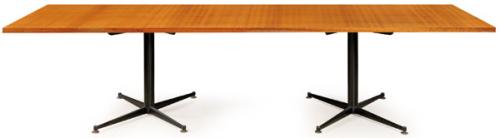 Mesa de reuniones racionalista, con tapa rectangular chapada en madera de embero, sobre dos pedestales tubulares y cuatro rádios de metal pintado en negro. Años 50-60