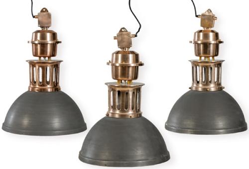 Juego de tres lámparas de techo de estilo industrial en bronce y latón pavonado.