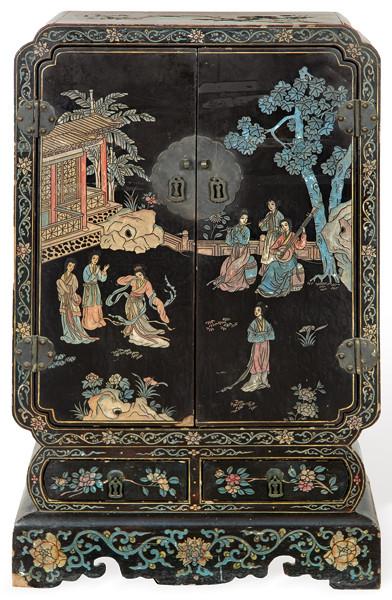 Pequeño mueble chino de madera lacada en negro con decoración incisa h. 1960-70.