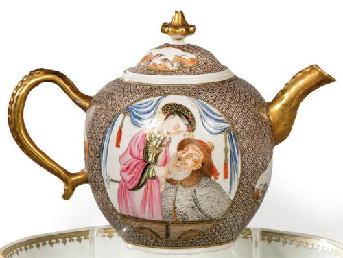 Tetera de porcelana de Compañía de Indias con esmaltes polícromos, Dinastía Qing, época de Qianlong (1736-95) con representación de escena cortesana.