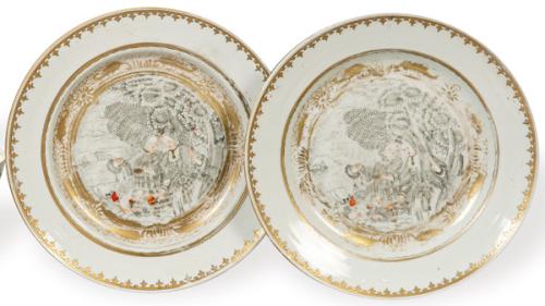  Pareja de platos de porcelana de Compañía de Indias en grisalla y oro, Dinastía Qing época de Qianlong (1736-95) h. 1740-50