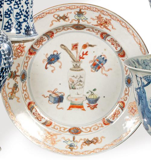 Plato de porcelana de Compañía de Indias con esmaltes polícromos, Dinastía Qing S. XVIII.