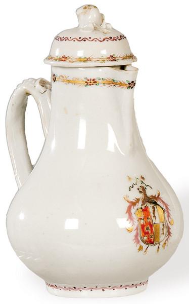 Lechera de porcelana de Compañía de Indias blasonada para el mercado portugués con las armas de Antonio Teles Machado (1741-?) con esmaltes polícromos, Dinastía Qing época de Qianlong (1736-95)