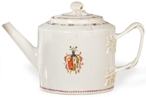 Tetera de porcelana de Compañía de Indias blasonada para el mercado portugués con las armas de Antonio Teles Machado (1741-?) con esmaltes polícromos, Dinastía Qing época de Qianlong (1736-95)