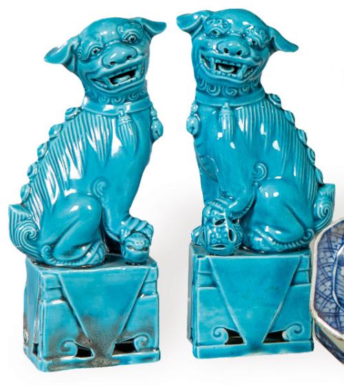 Pareja de leones de Foo de porcelana eruopea con vidriado turquesa ff. S. XIX pp. S. XX