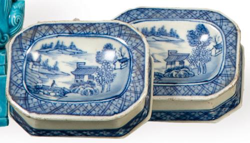 Pareja de especieros de mesa ochavados de porcelana de Compañía de Indias azul y blanco, Dinastía Qing, época de Qianlong (1736-95)