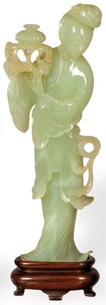 "Mujer con Bandeja y Jarrón" tallada en jade verde, China.