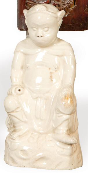  Figura de guerrero sentado en gres con vidriado Blanco de China, Dinastía Qing S. XIX.