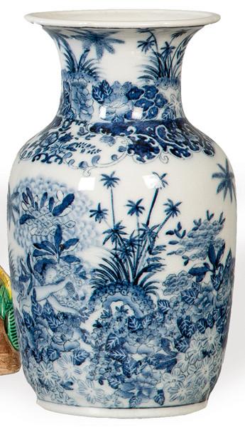 Jarrón de porcelana china azul y blanco con marca de sello Yong Shang Tong Zhi (Hecho por el Pabellón de la Eterna Victoria) mediados S. XX.