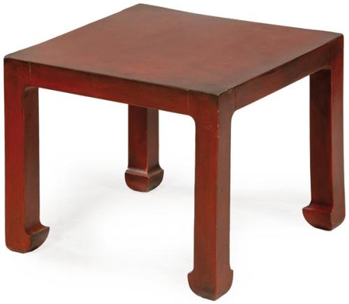 Mesa auxiliar china cuadrangular lacada en rojo.