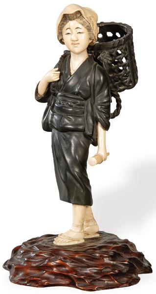 "Mujer con Cesta" de marfil tallado, bronce patinado y madera, firmada Jonan, Japón, Periodo Meiji (1868-1912)