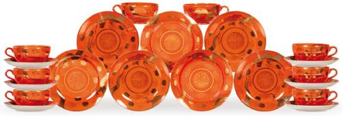 Juego de doce tazas con sus platos y doce platos para pastas de porcelana en rojo de cobre y oro, con marca de la compañía japonesa Suzuki Company h. 1950.