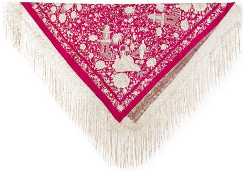 Mantón de Manila en seda color vino con bordados de flores blancas.