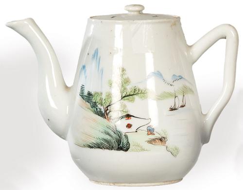  Tetera de porcelana china con esmaltes de la Familia Verde, segundo cuarto del S. XX con marca de sello "Jiangxi Sincere Production".