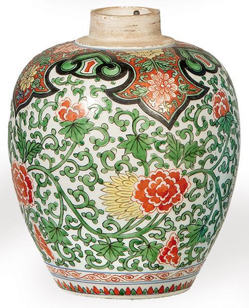  Jarrón ovoide de pocrlana china con esmaltes de la Familia Verde, Dinastía Qing mediados S. XVII.