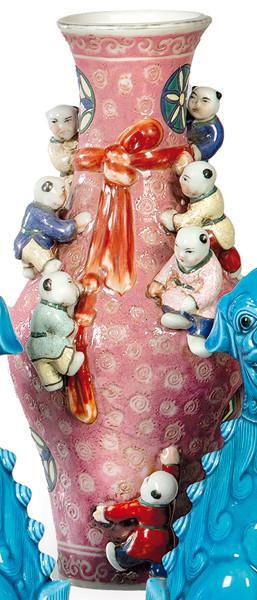  Jarrón de porcelana china con esmaltes polícromos con marca de sello apócrifa de Qianlong pp. S. XX.