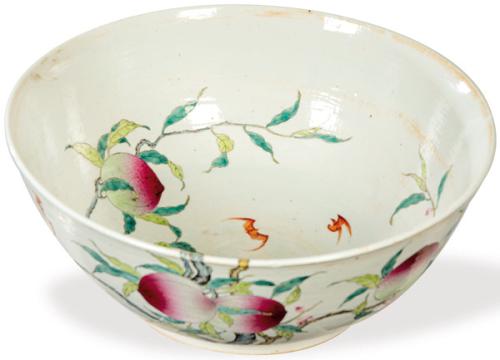  Jofaina de porcelana china con esmaltes de la Familia Rosa, Dinastía Qing S. XIX.