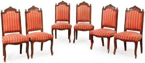Conjunto de seis sillas estilo Alfonsino en madera de nogal tallada y torneada, con tapicería de rayas de época posterior.