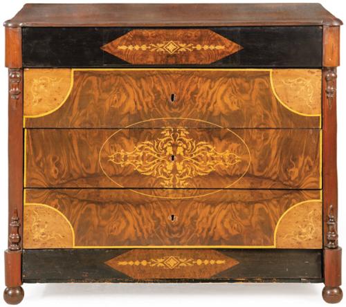 Cómoda isabelina en madera de nogal con decoración de marquetería con motivos vegetales en boj.
