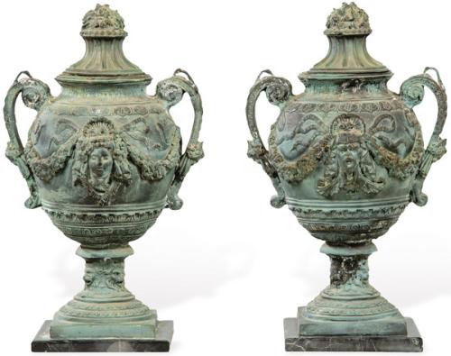 Pareja de urnas con tapa de hierro colado con pátina de cuprita y base de mármol negro, S. XX.