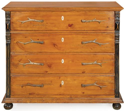 Cómoda en madera de pino barnizada y madera ebonizada, con cuatro cajones con tiradores de asta de ciervo.