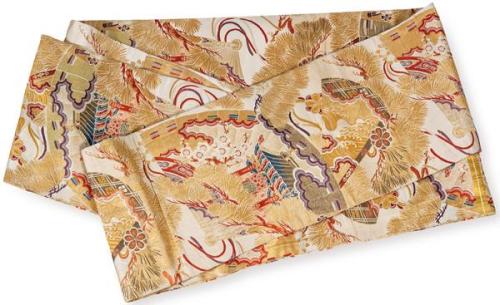  Obi o cinturón para kimono en seda bordado en seda con motivos de casas, paisajes y aves, Japón S. XX.