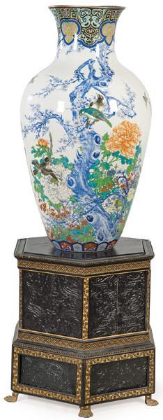  Gran jarrón de porcelana japonesa con esmaltes polícromos con marcas de Fukugawa, Periodo Meiji h, 1900.