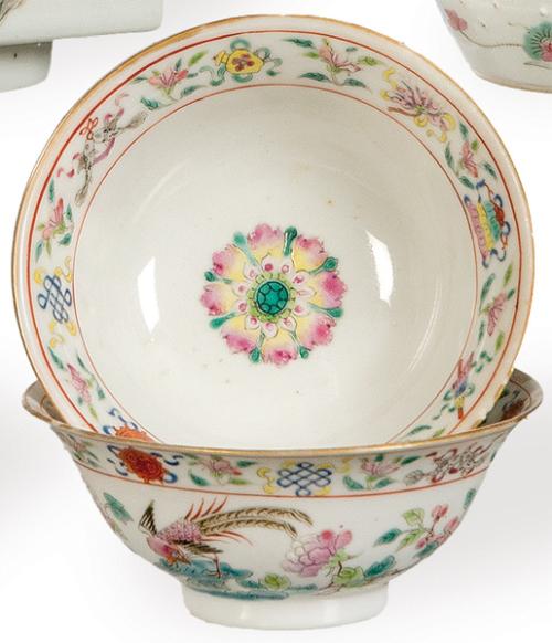  Pareja de cuencos de porcelana china con esmaltes polícromos, Dinastía Qing S. XIX.