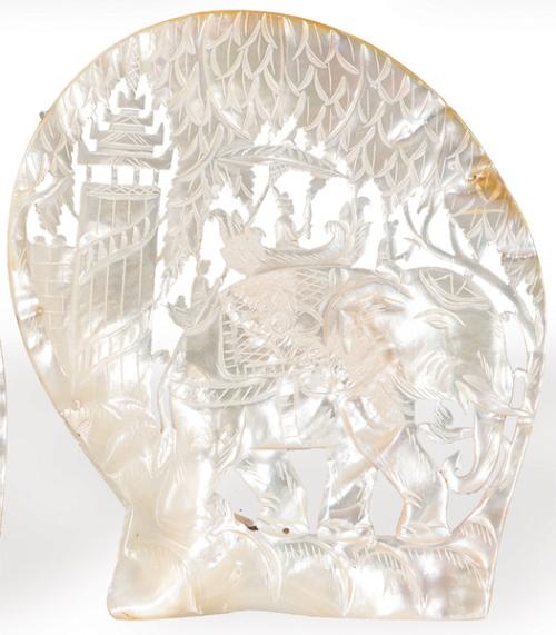 Concha filipina tallada y calada S. XIX con decoración de elefante y pagoda.