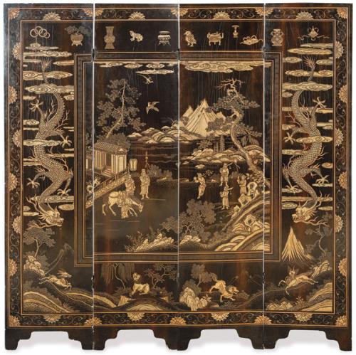 Biombo chino coromandel de cuatro hojas, de madera lacada y policromada con decoración grabada primer tercio S. XX.
