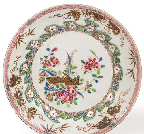 Plato de porcelana de Compañía de Indias, Familia Rosa, Dinastía Qing, época de Qianlong (1736-95).