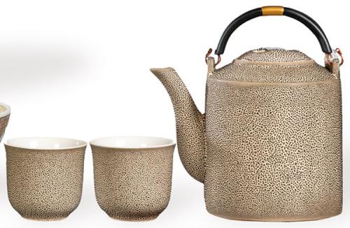 Tetera y dos tazas de porcelana japonesa tipo Kairagi, Periodo Meiji (1868-1912)