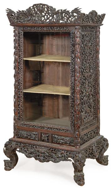 Vitrina expositora china de madera tallada, Dinastía Qing ff. S. XIX.