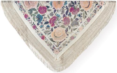 Mantón de seda natural de los denominados "de palco" beis con tonos bordados lilas.